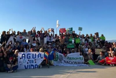 Abrazo al Lago Nahuel Huapi en contra de despidos en Parques Nacionales